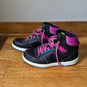 NIKE - Women’s Vintage Nike Air Sneaker - Size 5.5